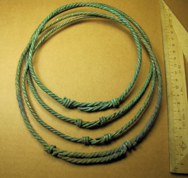 Металлические обручи гривны