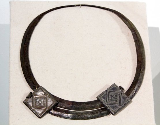 Пластинчатые шейные гривны