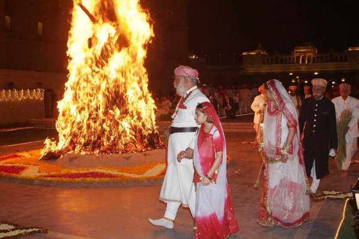 Сжигание Холики