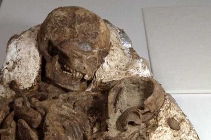 5 тысяч лет женщина прижимает к себе ребёнка