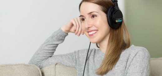 Девушка слушает музыку