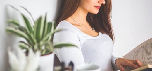 Девушка читает книгу