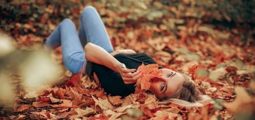 Девушка на осенних листьях